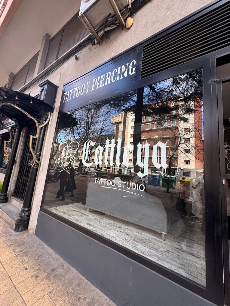 Cattleya Tattoo storefront at P.º de Carmelitas, 53, Salamanca